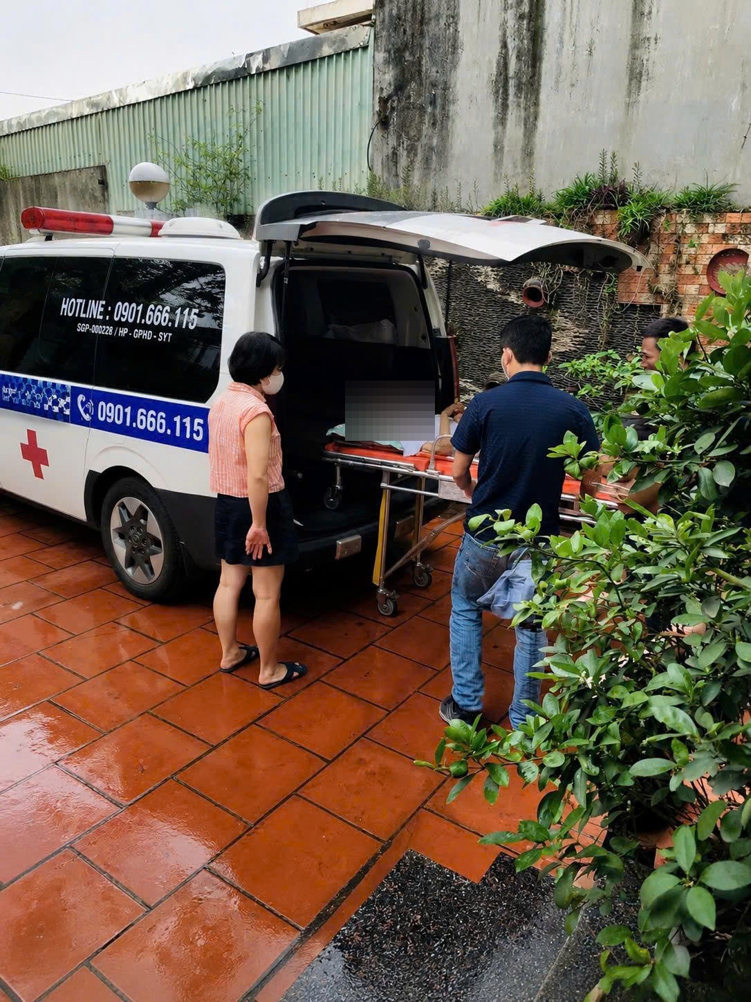 Đưa bệnh nhân cao tuổi lên xe cấp cứu tại nhà