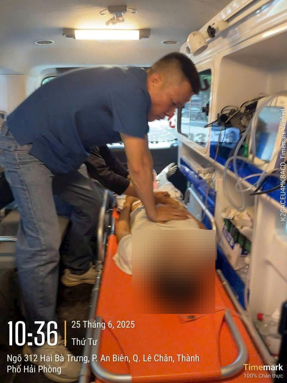 Kíp y tế thực hiện ép tim CPR khẩn cấp trên xe cấp cứu