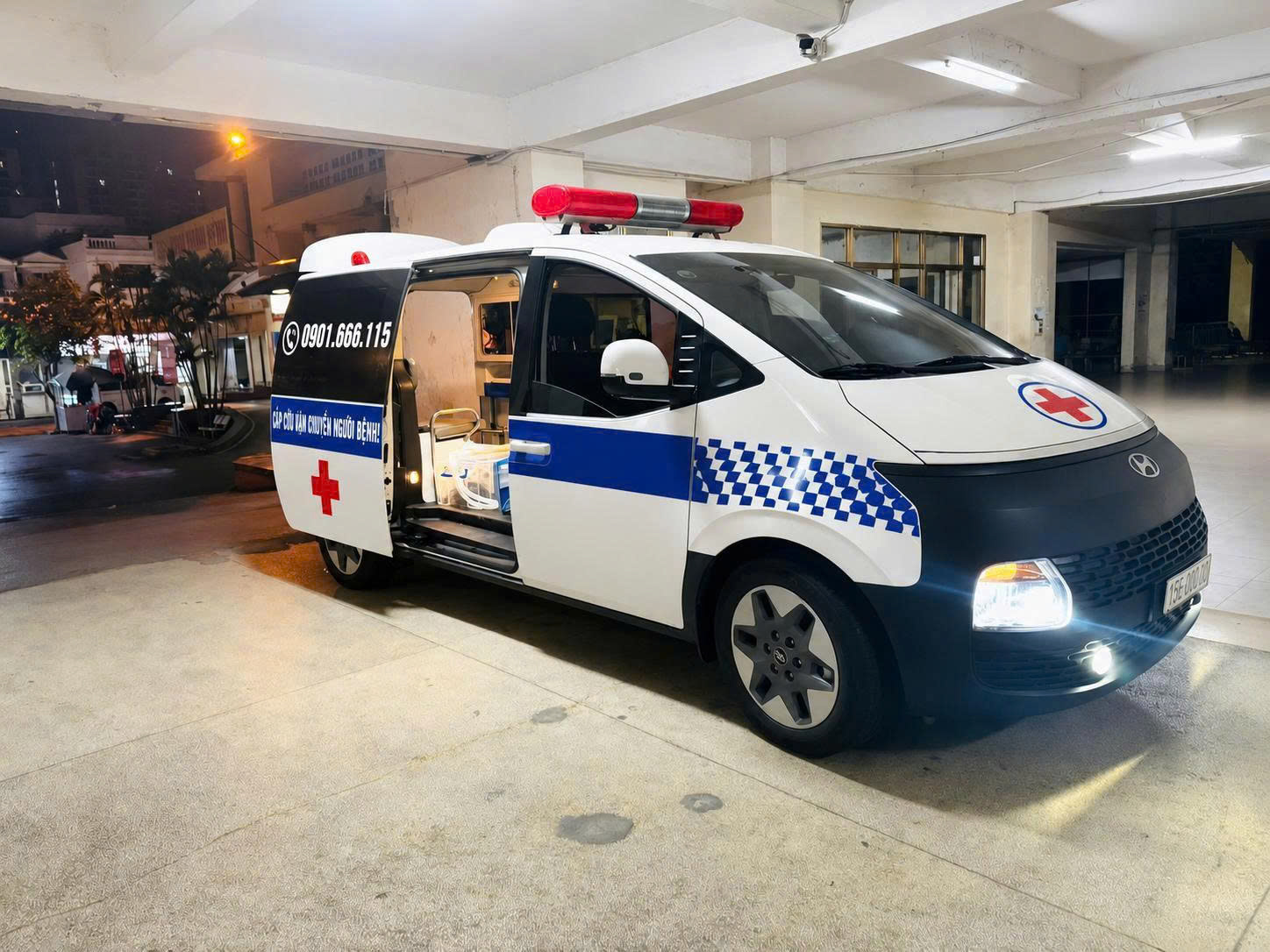 Xe cứu thương túc trực xuất phát hỏa tốc ban đêm
