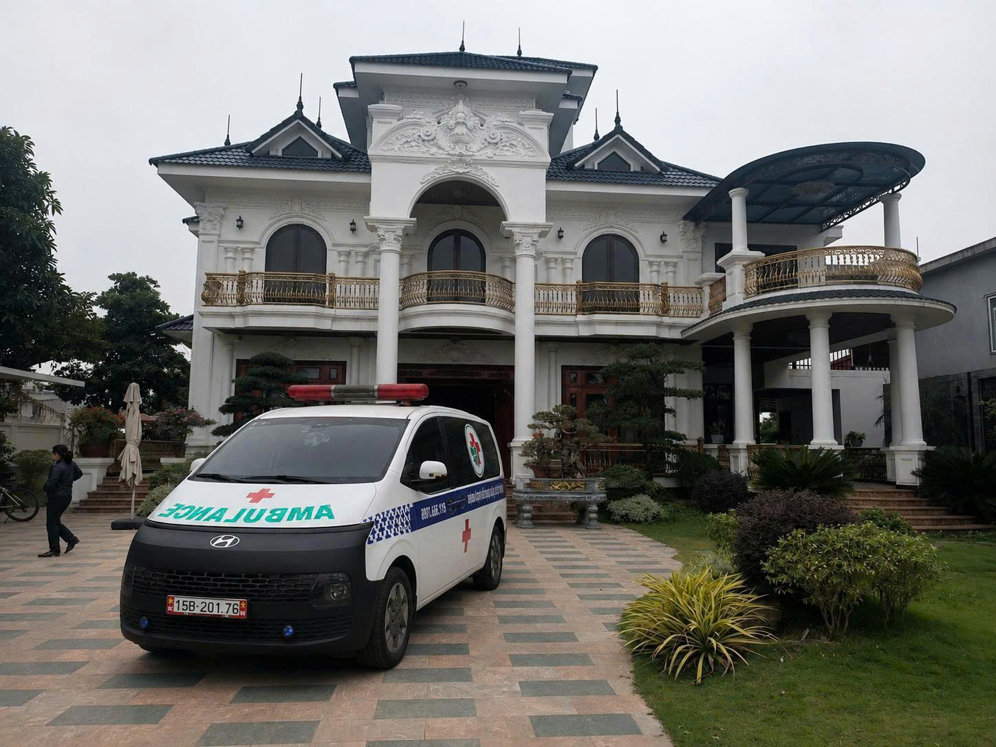Xe cấp cứu đón bệnh nhân tại khuôn viên biệt thự